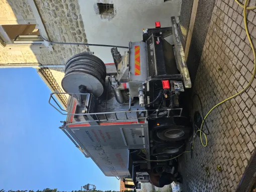 Camion 8x4 autonome en pleine action