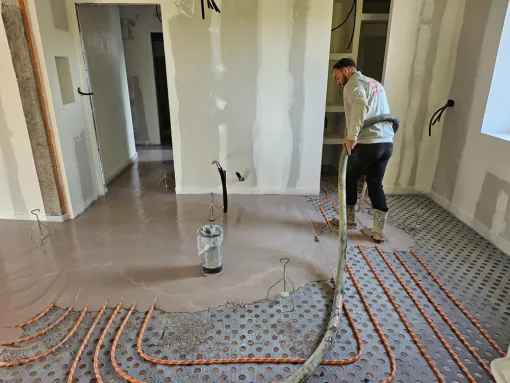 Chape thermiomax spéciale faible épaisseur d'un aspect ocre-rosé