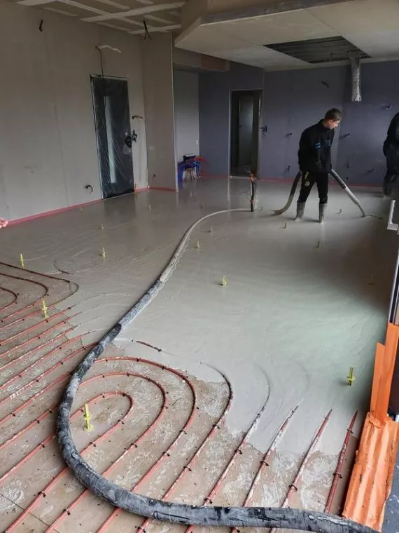 Est-ce que la chape liquide peut être utilisée dans une salle de bain ?, Aubenas, Hervé Trouillas