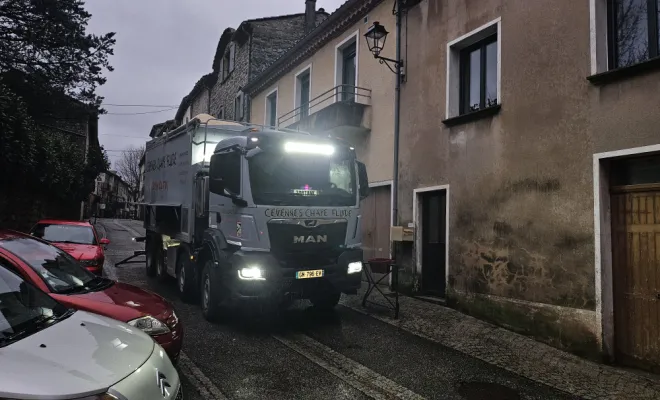 Camion 8x4 autonome en action de bonne heure